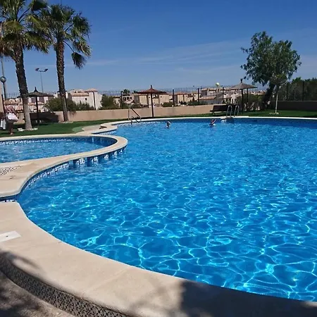 - Sleeps 6 - Parking - Pool - Petfriendly *