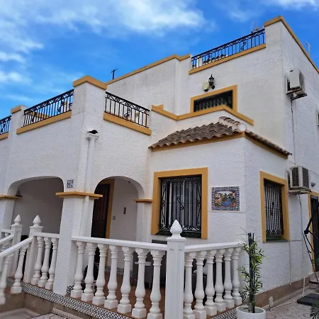 - Sleeps 6 - Parking - Pool - Petfriendly *