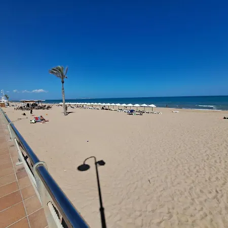 - Sleeps 6 - Parking - Pool - Petfriendly