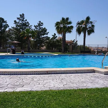 - Sleeps 6 - Parking - Pool - Petfriendly Villa