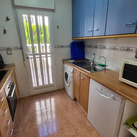 - Sleeps 6 - Parking - Pool - Petfriendly *