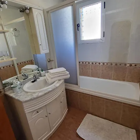 - Sleeps 6 - Parking - Pool - Petfriendly
